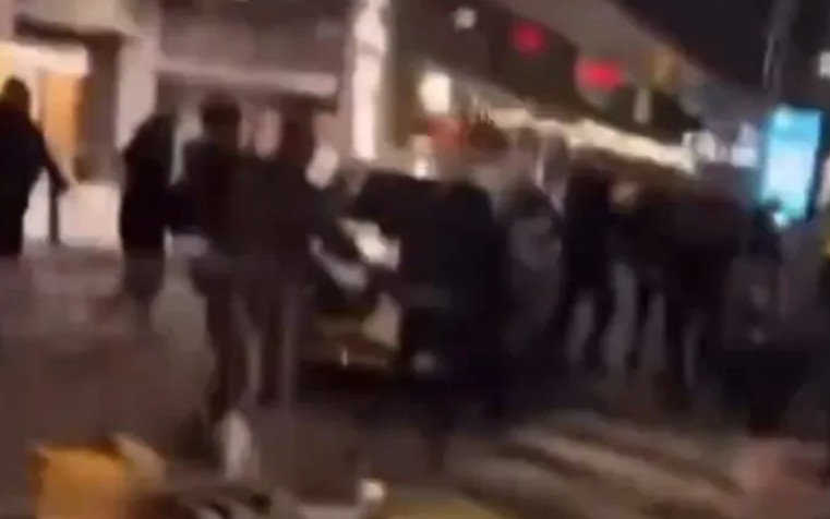 Các CĐV Aston Villa và Feyenoord ẩu đả tại Rotterdam.