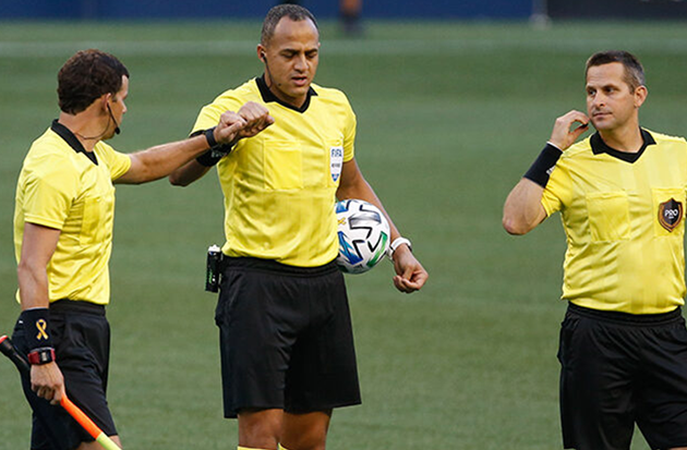 Ảnh bài viết Trọng tài bóng đá có mấy loại? Vai trò của trọng tài chính và VAR là gì?