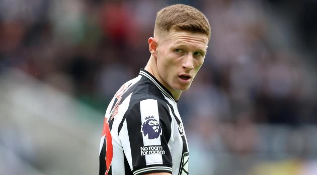 Elliot Anderson phát triển mạnh sau khi rời Newcastle.