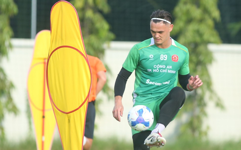 Thủ thành Patrik Lê Giang trên sân tập của CLB CA TP.HCM. Ảnh: CLB CA TP.HCM.