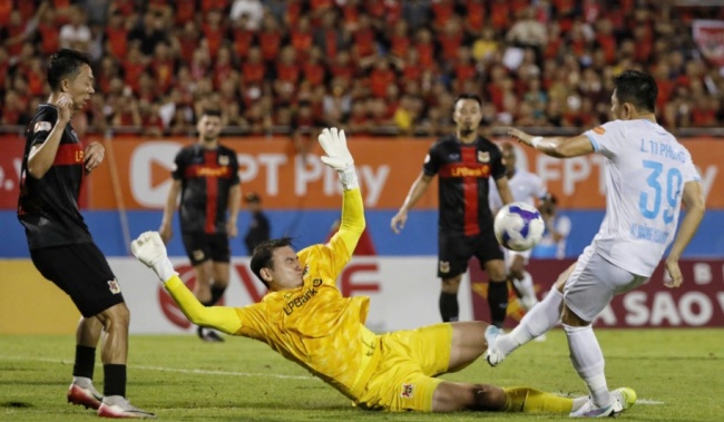 Văn Lâm phản xạ tốt nhưng chơi chân kém ấn tượng.