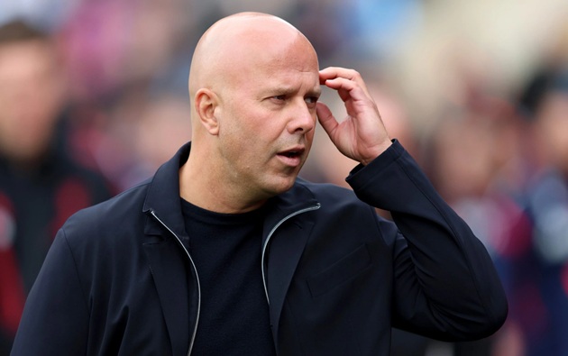 Slot đang gặp khó với Liverpool.