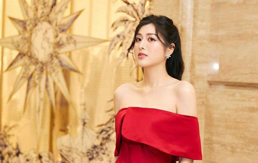 Trần Kim Thủy diện chiếc váy trễ vai màu đỏ quyến rũ. Ảnh: FBNV.