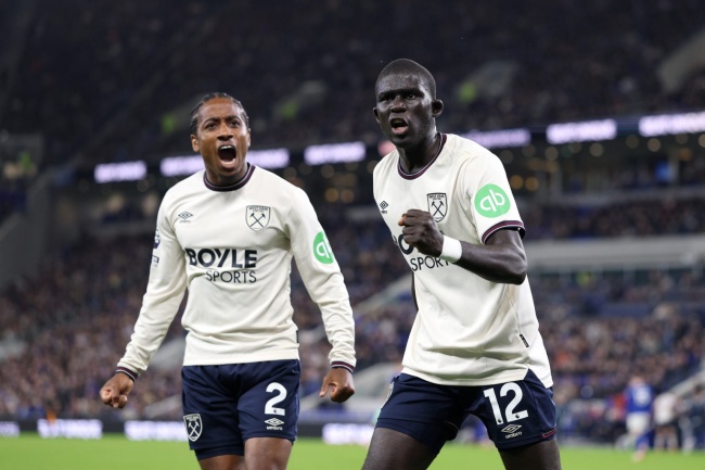 Tia chớp Malick Diouf (bên phải).