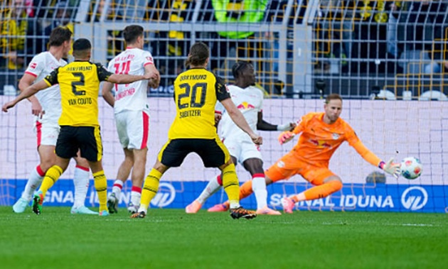 Couto gỡ hòa cho Dortmund và đó là pha lập công cuối cùng của trận đấu