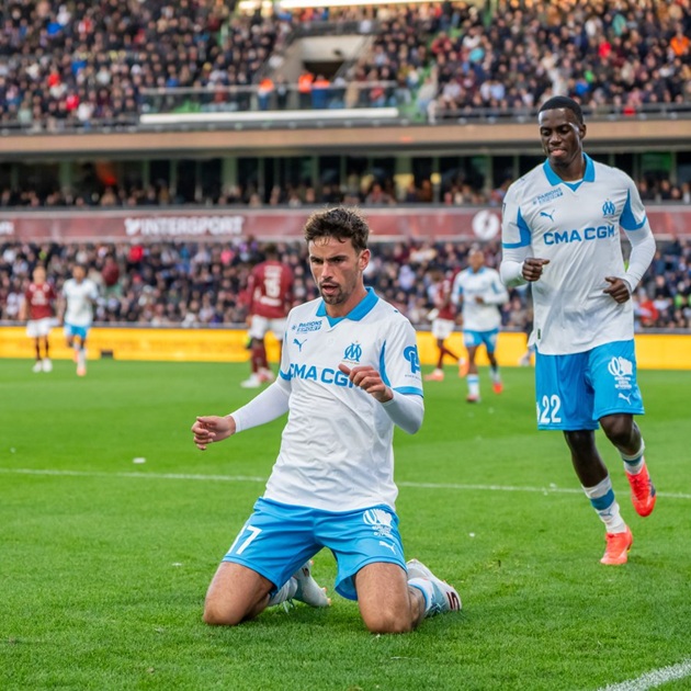 Matt O'Riley ăn mừng sau khi ghi bàn.