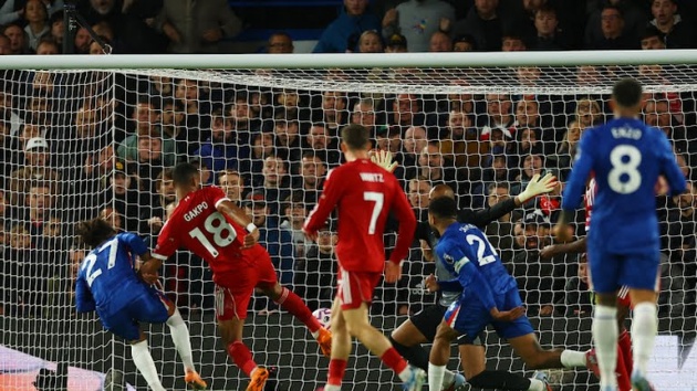 Tình huống dẫn tới bàn gỡ của Liverpool trước Chelsea.