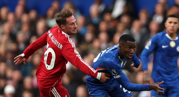 Caicedo trong tình huống vượt qua Alexis Mac Allister và ghi siêu phẩm cho Chelsea.