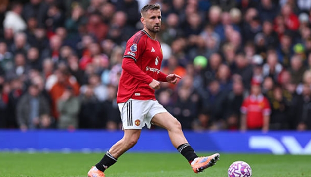 Luke Shaw – 7.4/10 Chơi tròn vai và kỷ luật ở vị trí trung vệ lệch trái. Ưu tiên sự an toàn, thực hiện những đường chuyền đơn giản và giữ vị trí tốt, góp phần vào sự ổn định chung của hệ thống phòng ngự.