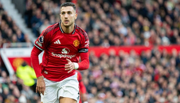 Diogo Dalot – 7.0/10 Hoạt động năng nổ bên hành lang cánh trái. Dù đôi lúc chuyền bóng chưa thật sự chính xác, anh vẫn đóng góp trực tiếp vào bàn thắng thứ hai với pha ném biên đầy ý đồ vào vòng cấm.