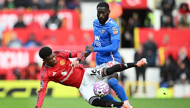 Amad Diallo – 7.4/10 Một sự trở lại đầy hứa hẹn. Liên tục khuấy đảo hàng phòng ngự Sunderland từ cánh phải bằng kỹ thuật và tốc độ. Có một cú sút hiểm hóc buộc thủ môn đối phương phải vất vả cản phá.