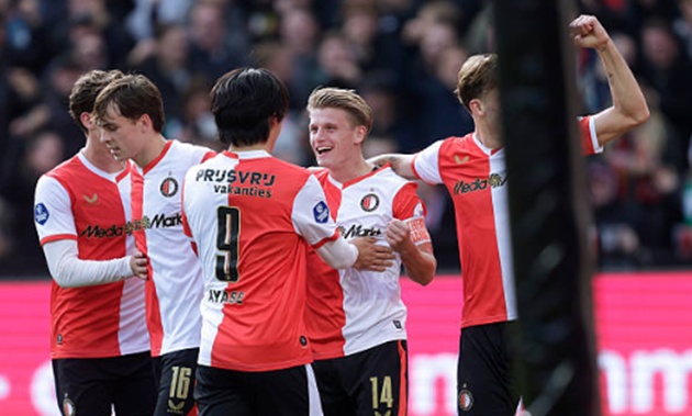 Feyenoord thắng 3-2 để dẫn đầu BXH