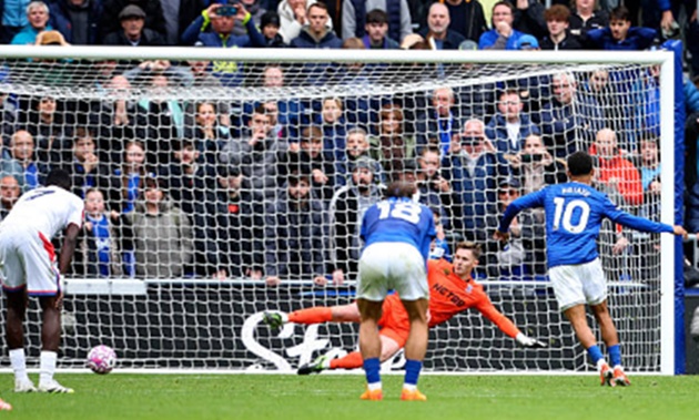 Everton gỡ hòa từ chấm phạt đền