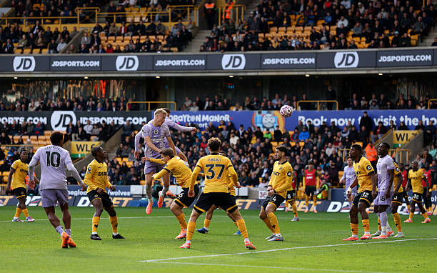 Wolves và Brighton chia điểm.
