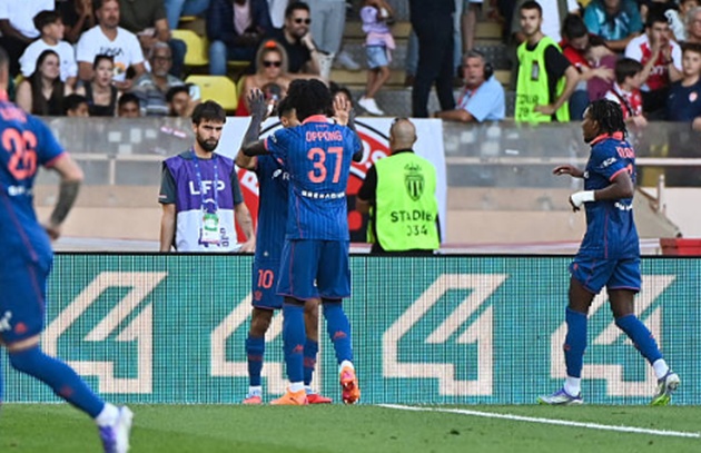 Nice đánh rơi chiến thắng sau khi chỉ còn 10 người