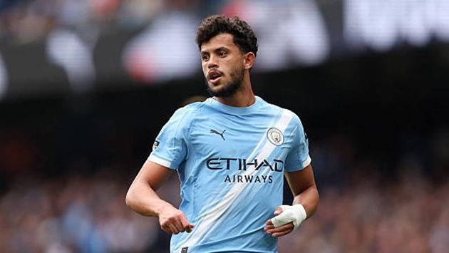 Matheus Nunes (5.2): Một lần nữa ra sân ở vị trí hậu vệ phải nhưng không có quá nhiều điểm nhấn. Anh không tham gia quá nhiều vào việc kiểm soát bóng và cũng không bị ảnh hưởng đáng kể khi chuyển sang vị trí khác, thể hiện một màn trình diễn tròn vai nhưng thiếu đột biến.