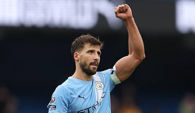 Ruben Dias (7): Tỏa ra sự tự tin ngay cả khi cố gắng theo kịp tốc độ của Schade, điều mà bạn không thể nói về các hậu vệ của Manchester United khi đến làm khách trên sân Brentford tuần trước. Anh cho thấy sự vững chắc và khả năng đọc tình huống tốt.