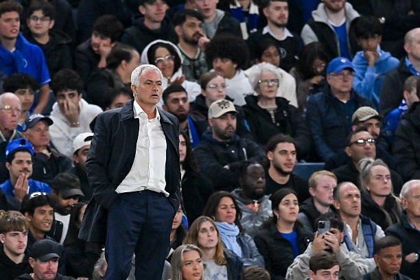 HLV Jose Mourinho cảm thấy không khỏe khi Benfica đối đầu Porto.