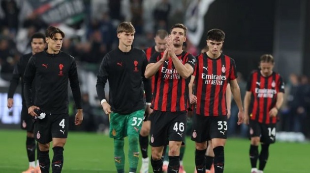 Các cầu thủ AC Milan tiếc nuối với trận hòa Juventus.