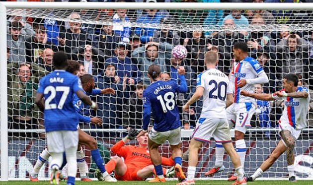 Grealish ghi bàn cho Everton.