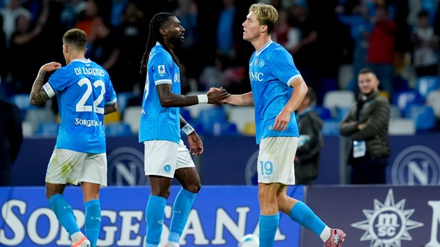 Hojlund giúp Napoli lên ngôi đầu bảng.