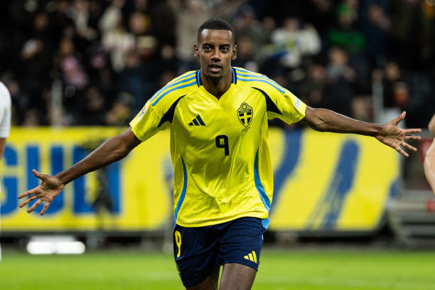 Liverpool cần Isak tỏa sáng trên ĐTQG.