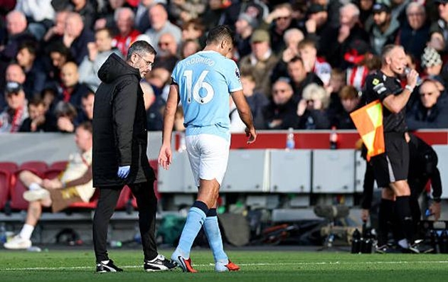 Rodri rời sân ở trận đấu với Brentford.