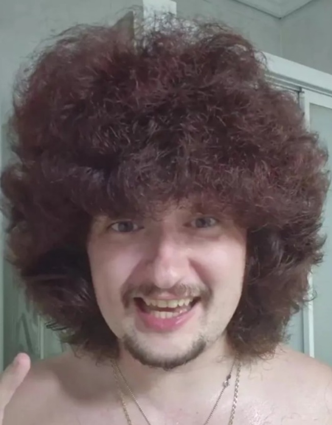 Frank Ilett nhuộm đỏ mái tóc.