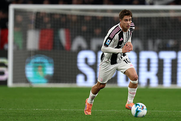 Ảnh bài viết Top 10 tiền đạo trái ghi nhiều bàn và kiến tạo nhất 1 năm qua: Raphinha dẫn đầu; Yildiz thăng tiến