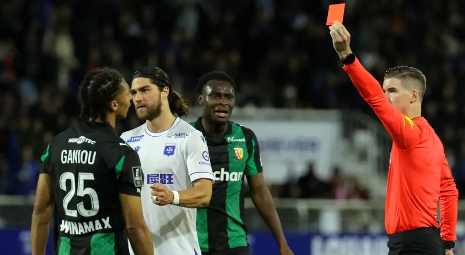 Man City cử tuyển trạch viên theo dõi các cầu thủ ở trận RC Lens vs AJ Auxerre.