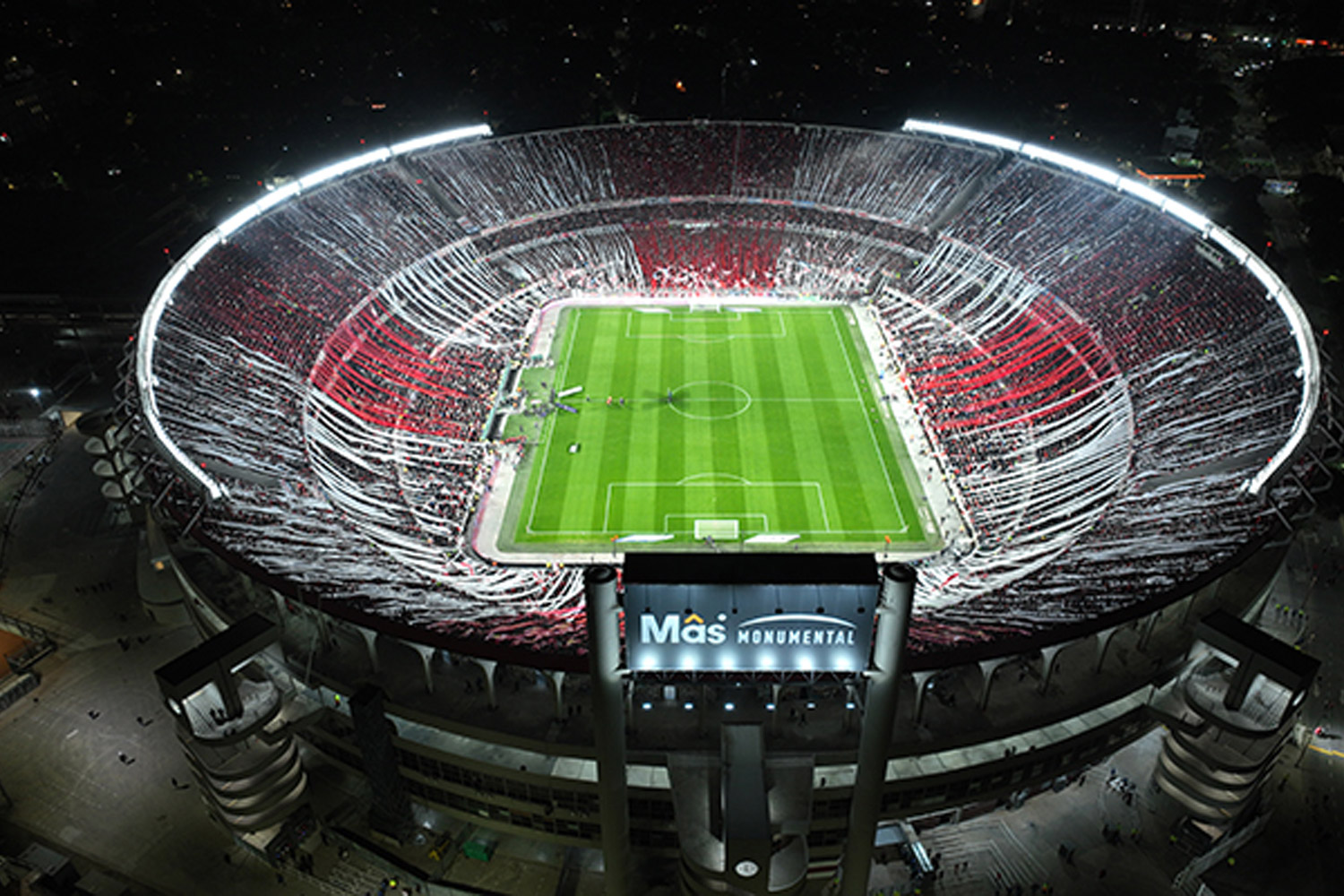 Sân vận động El Monumental, biểu tượng cho sự hoành tráng và vĩ đại của River Plate.