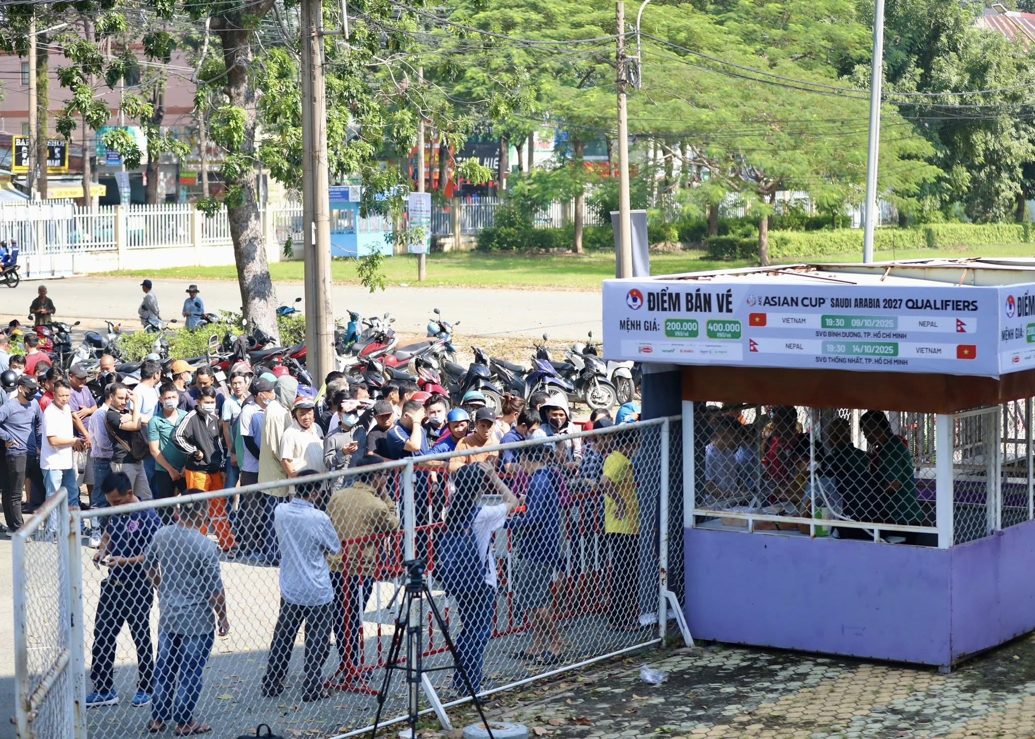 NHM xếp hàng mua vé theo dõi trận Việt Nam vs Nepal. Ảnh: VFF.