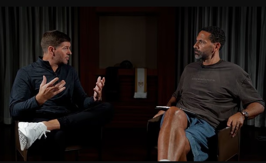 Hai cựu tuyển thủ Anh ngồi lại nói chuyện với nhau.