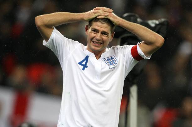 Steven Gerrard chịu áp lực lớn trong vai trò đội trưởng khi tuyển Anh liên tục thất bại ở World Cup 2010, EURO 2012 và World Cup 2014.