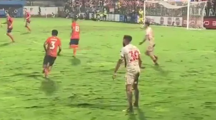 Andros Towsend phải trải nghiệm mặt sân kém chất lượng tại Thái Lan.