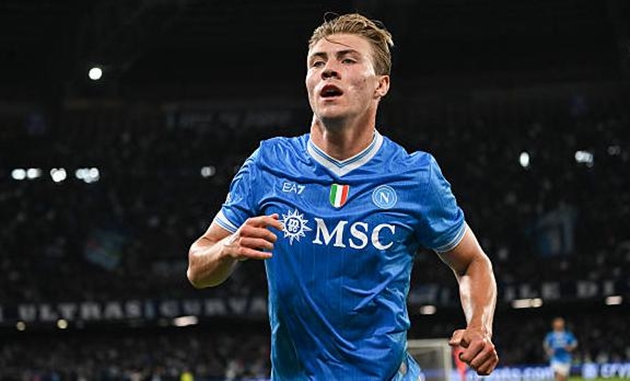 Rasmus Hojlund gây ấn tượng trong màu áo Napoli.