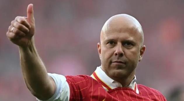 Arne Slot giơ ngón cái gửi thông điệp trấn an người hâm mộ Liverpool.