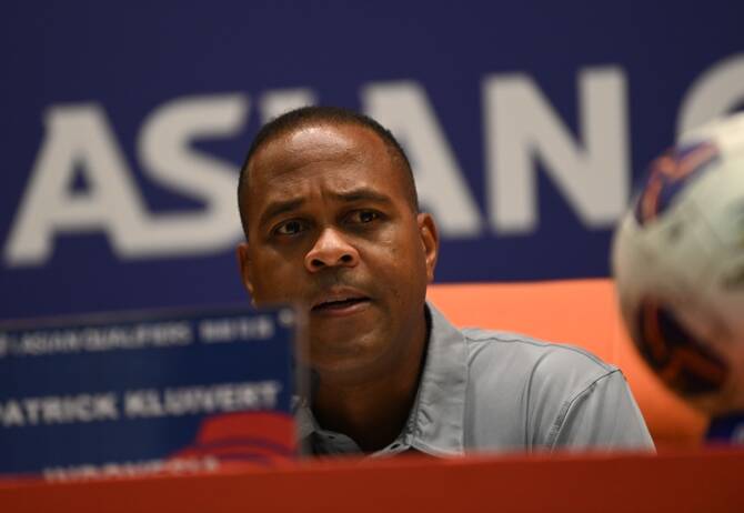 Kluivert theo đuổi thứ bóng đá tấn công. 