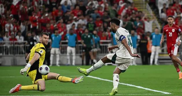 Maarten Paes thực hiện nhiều pha cứu thua xuất sắc trước Saudi Arabia.