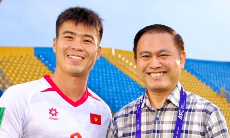 Phó chủ tịch VFF, Trần Anh Tú cùng trung vệ đội trưởng tuyển Việt Nam, Đỗ Duy Mạnh. Ảnh: VFF.