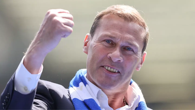 Thời còn thi đấu, Ferguson sở hữu thể hình cao lớn cùng lối chơi mạnh mẽ giống với Roy Keane.