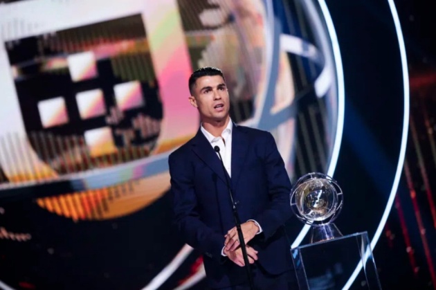 Ronaldo là tỷ phú bóng đá đầu tiên trên thế giới.