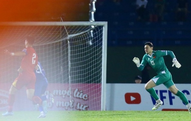 Văn Lâm chơi chưa đạt yêu cầu. Ảnh: Tuổi trẻ.