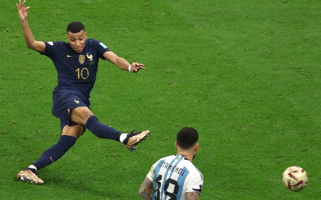 Hat-trick của Mbappe giúp tuyển Pháp kéo trận chung kết World Cup 2022 vào hiệp phụ.