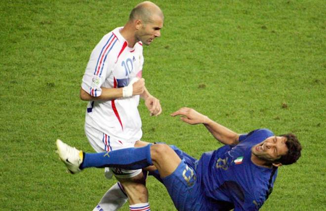 Zidane vào Materazzi trong hiệp phụ chung kết World Cup 2006, một trong những khoảnh khắc chấn động lịch sử bóng đá.