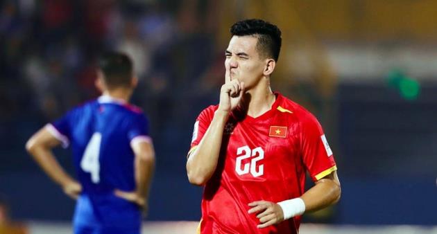 Ảnh bài viết HLV Kim Sang Sik nói gì khi Tiến Linh không rời sân trước yêu cầu thay người?