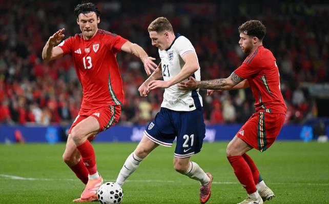 Elliot Anderson cũng chơi rất nổi bật.