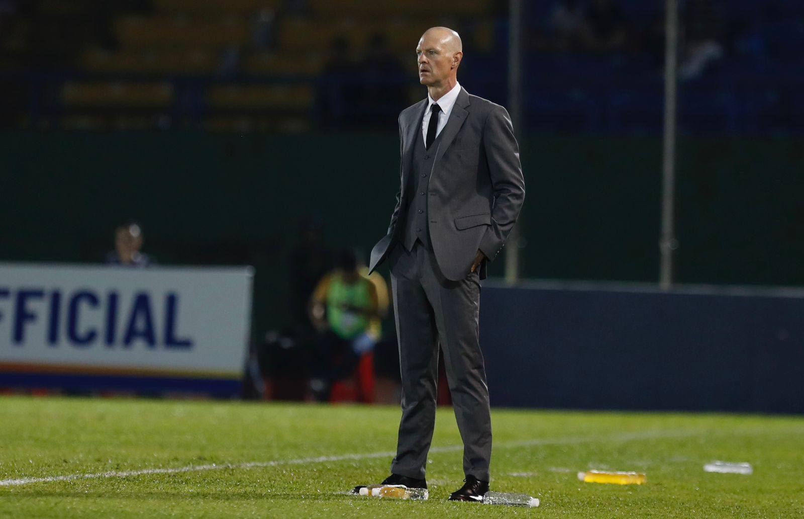 HLV tuyển Nepal lựa chọn mặc vest dù thời tiết không ủng hộ. Ảnh: ANFA.