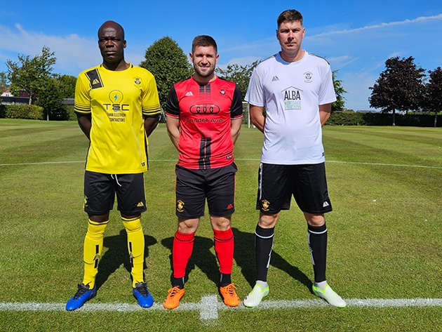 Trang phục của cầu thủ bóng đá có những tiêu chuẩn buộc mọi đội bóng phải tuân theo.