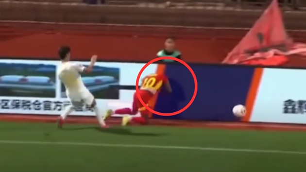 Zhang Zhixiong đã đẩy Samuel Asamoah ngã vào biển quảng cáo dẫn đến chấn thương nặng.